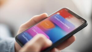 WhatsApp colorido no celular com temas personalizados